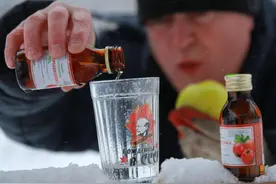 俄罗斯人嗜酒如命，为何却喝不惯我国白酒？网友：原因扎心了图片