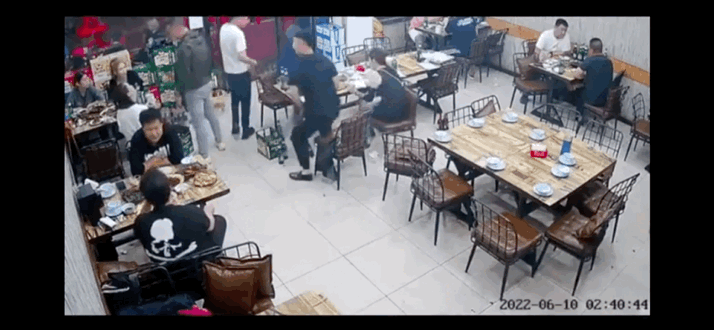 唐山打人案，酒瓶砸后脑，暗伤同伴，猛踹面部，几个细思极恐细节图片