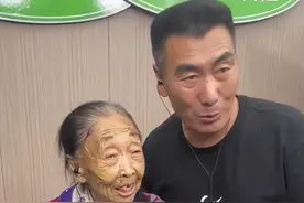 85岁马玉琴身体一天不如一天，孙子开始人前尽孝，网友：钱到账了图片