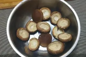 炒香菇时，到底要不要焯水？教你正确方法，看完涨知识了图片