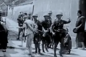 日本兵到底有多无耻？一边摆拍给小孩糖吃，一边屠杀孩子们的父亲图片