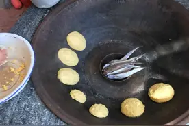 丝瓜瓤刷好大铁锅贴上玉米饼子图片