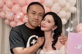 张萌庆祝结婚10周年，罕晒与富豪老公合影，住豪华酒店贴脸秀恩爱图片