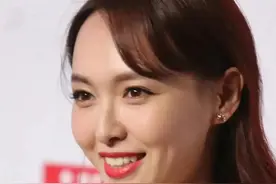 唐嫣穿着黄色抹胸裙，出席活动时，几乎全程微笑。特迷人，好看图片