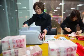 去银行，一次性存20万会被查吗？银行人员：告诉你查什么图片