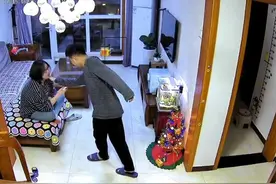 笑哭！河北一爸爸刚把女儿哄睡，和老婆过二人世界时女儿突然出现图片