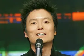 65岁演员现身拉脱维亚，与小2岁洋岳父同框显尴尬，混血女儿吸睛图片