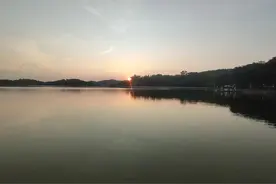 经常到处说别人坏话的人，内心是怎样的？图片