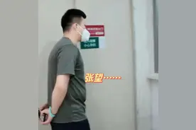 产房门口，七尺男儿偷偷落泪，网友：行为胜过一切海誓山盟图片