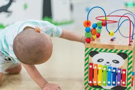 孩子聪明不聪明，看小手动作，0-12个月娃精细动作发展及训练方法图片