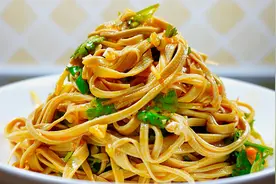 凉拌豆腐皮，直接下锅焯水就错了，教你饭店不外诀窍，鲜嫩又入味图片