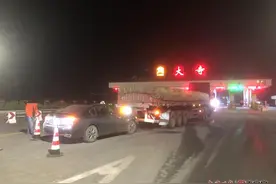 危险！半挂货车在收费站倒车导致后方小车遭殃图片