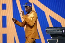 场均仅得3分！拿了冠军状态暴跌，有天赋没球商，他让勇士太失望图片