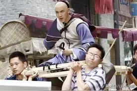 怪不得电视里只有上半身，镜头下移后，是不能看得尴尬全景图片