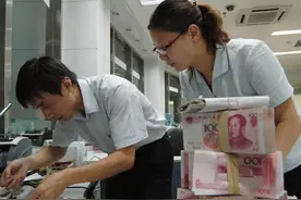 柜台取钱必须本人吗？去世或瘫痪怎么办，银行：不想抬人过来？图片