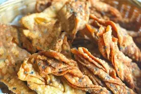 炸麻叶，先放油后放水，焦香酥脆的秘诀都在和面上，好吃到直掉渣图片