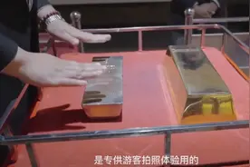 招远文旅回应大爷单手拿起25公斤金砖：视频为剪辑所得，抓起的是拍照体验小金砖，14年来无人挑战成功图片