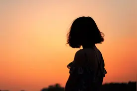 婆婆回老家住了四个月，抱回来两个孩子图片