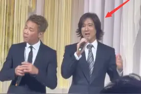 王力宏露面参加好友婚礼，留长发脸黑显憔悴，与美女合影大变样图片