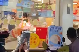 疯狂情侣在街头疯狂上演，网友大惊失色！图片