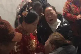 湖南一女子出嫁亲友却哭成泪人，网友看后议论纷纷：这是风俗图片