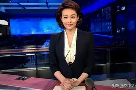 新闻联播主持人李梓萌，摘掉头套美到认不出，与镜头前差别太大图片