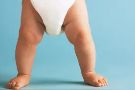 宝宝什么时候穿拉拉裤？纸尿裤和拉拉裤有什么区别，新手妈妈注意图片