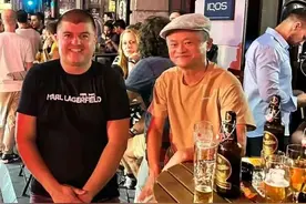 58岁马云现身波黑！夜市豪饮啤酒心情大好，穿630元短袖引热议图片