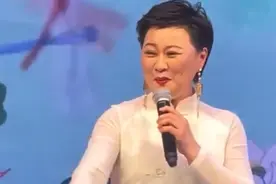 乡村爱情海燕现况曝光，身材发福胖到认不出，和老公同台唱二人转图片