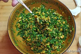 调韭菜鸡蛋馅记住几个技巧，翠绿不出水，包饺子包子做馅饼都好吃图片