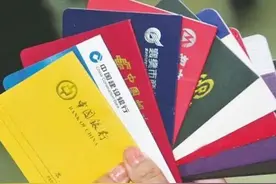 银行存款别“犯糊涂”，存折、银行卡二选一，选对才不会“吃亏”图片