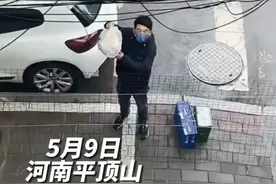 小区因疫情被封，前夫担心母女俩没食物，冒雨淋湿透给2人送物资图片