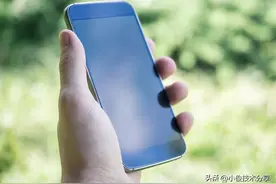 手机屏幕脏了，不要胡乱擦，教你2招，屏幕不沾灰还不留手指印图片