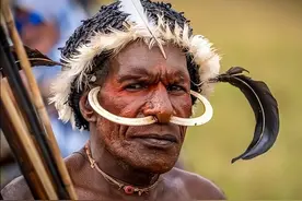 世界上最“残忍”的原始部落：亲人去世，最亲的女性必须自断一指图片