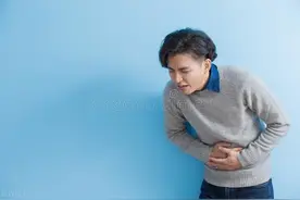 喝完酒胃疼怎样缓解？专家：1种食物和1种药物可试试图片