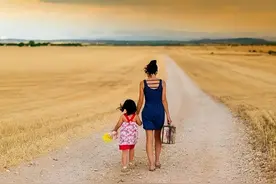 父亲当女儿面换衣服，洗澡故意不关门，到底是爱孩子还是害孩子？图片