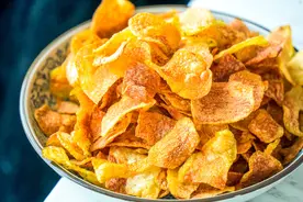 教你自制炸薯片，2块钱做一大盘，又香又脆，比外面卖的还好吃图片