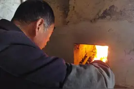 山东高密有位六旬老人至今仍坚持手工锻造菜刀，还把制作的菜刀注册为“傻匠”牌图片