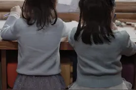 谢娜发文总结2021，二胎女儿首次出镜，跳跳俏俏学习背影超可爱图片
