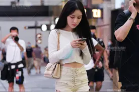 穿搭美图｜街拍米色牛仔短裤搭配白色上衣的时尚气质小姐姐图片