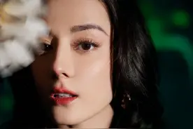 热巴新造型秀性感，工作室着急出图翻车，皮肤粗糙嘴巴起皮都没修图片