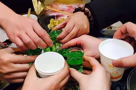 一杯白酒相当于5瓶啤酒！和别人拼酒时牢记2点，才能远离上头感图片