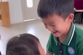 妹妹第一天上托班，大班哥哥惊喜现身，旁边的小孩投来羡慕的眼神！图片