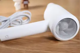 用吹风机对着厨房墙壁吹一下，真的太聪明了，解决家里大烦恼，邻居都跟着学！图片