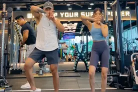 赵奕欢健身房与肌肉男热舞，穿瑜伽服身材火辣，扭动身体舞姿性感图片