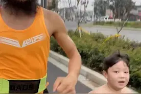 平顶山男子带儿子跑步 小胖墩一年变“追风少年”图片