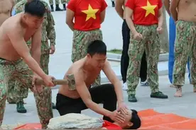 越南维和部队胸口碎大石用牙拽卡车，不许笑！穷则徒手富则器械图片