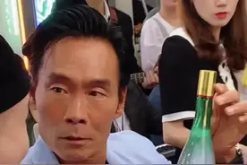 57岁郑浩南有8块腹肌，坚持健身40年，身材秒杀小鲜肉图片