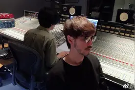 周传雄，别消失图片