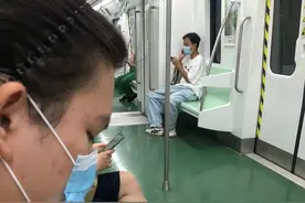 西安大学生地铁上给陌生人画像，你遇到他的“惊喜”了吗图片